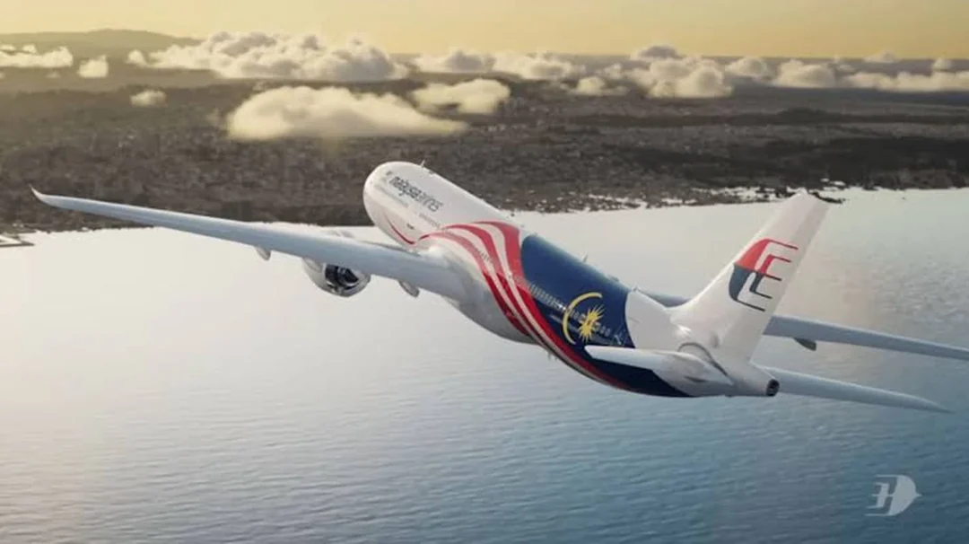 Pesawat Malaysia Airlines dengan livery merah-biru, gambar render dari media kit maskapai, sedang mengudara di atas awan.