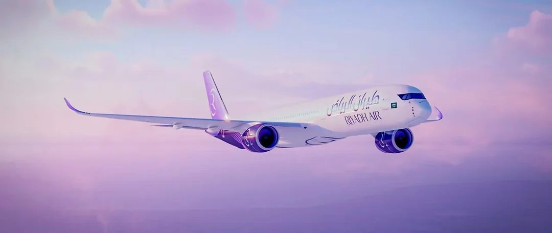 Pesawat Airbus A350-1000 Riyadh Air berlivery ungu-lavender sedang mengudara, salah satu tipe dalam armada maskapai.