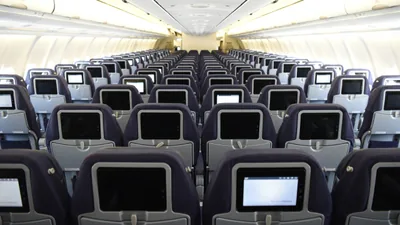 Kabin Economy pesawat berbadan lebar Malaysia Airlines, tiap sandaran kursi berlayar hiburan