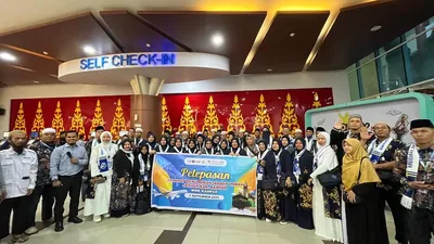 Rombongan jamaah umroh Kabupaten Kampar bersama MMB Travel di area check-in bandara