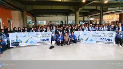 Rombongan jamaah umroh MMB Travel berfoto bersama di bandara sebelum keberangkatan 27 Oktober 2025