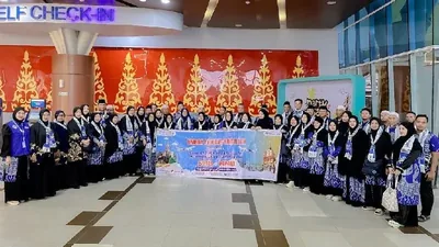 Rombongan jamaah umroh MMB Travel berfoto bersama di area check-in bandara Pekanbaru