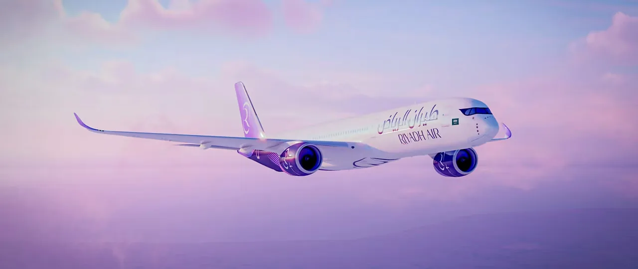 Pesawat Airbus A350-1000 Riyadh Air dengan livery ungu-lavender sedang mengudara