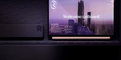 Layar hiburan besar di kursi Business Riyadh Air menampilkan layar sambutan dan informasi penerbangan