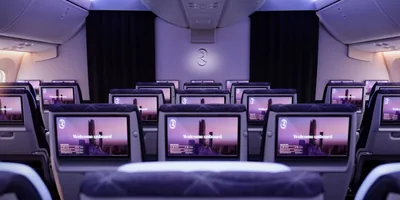 Kabin Economy Riyadh Air, tiap sandaran kursi berlayar hiburan menyala