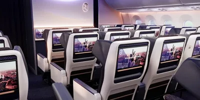 Kabin Premium Economy Riyadh Air, kursi bercangkang krem dengan layar hiburan besar