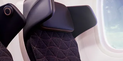 Sandaran kepala bersayap di kursi Premium Economy Riyadh Air, dilihat dari sisi jendela